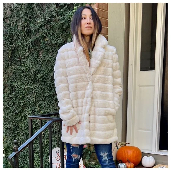 #30 Fabulous Winter white  soft Faux Fur Jacket with pockets - Picture 2 of 6